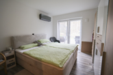 Schlafzimmer - Neuwertige 2-Zimmer Erdgeschosswohnung mit Terrasse und Garten