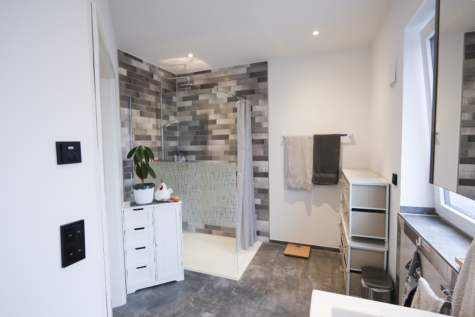 Neuwertige 2-Zimmer Erdgeschosswohnung mit Terrasse und Garten - Badezimmer (42187)