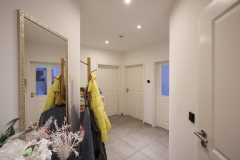 Neuwertige 2-Zimmer Erdgeschosswohnung mit Terrasse und Garten - Eingangsbereich (42185)