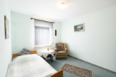 Schlafzimmer - Gepflegtes Einfamilienhaus mit Nebengebäuden und großem Garten in Moormerland-Hatshausen
