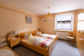 Schlafzimmer Nebengebäude - Gepflegtes Einfamilienhaus mit Nebengebäuden und großem Garten in Moormerland-Hatshausen