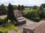 Draufsicht - Gepflegtes Einfamilienhaus mit Nebengebäuden und großem Garten in Moormerland-Hatshausen