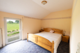 Schlafzimmer Nebengebäude - Gepflegtes Einfamilienhaus mit Nebengebäuden und großem Garten in Moormerland-Hatshausen