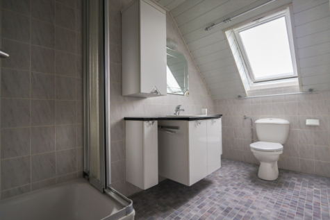 Moderne Dachgeschosswohnung in zentraler Wohnlage von Warsingsfehn - Badezimmer (39868)