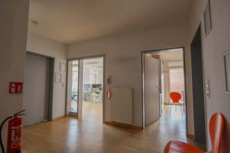 Lichtdurchflutete, barrierearme Wohnung im Stadtzentrum von Aurich! - Flur (34116)