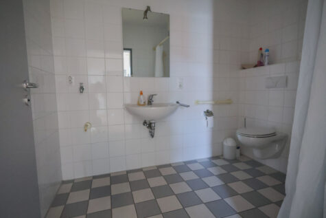 Lichtdurchflutete, barrierearme Wohnung im Stadtzentrum von Aurich! - Badezimmer (34120)