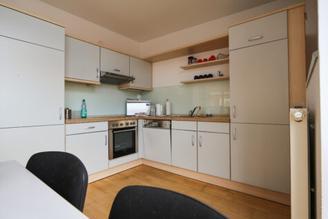 Lichtdurchflutete, barrierearme Wohnung im Stadtzentrum von Aurich! - Offene Küche (34117)