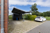 Carport Stellplatz (rechte Seite) - Attraktive Doppelhaushälfte in begehrter Lage von Wittmund