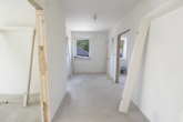 Flur - Stilvolle 3-Zimmer-Wohnung im Neubau, 1. OG – Aufzug, Balkon & Ortskernlage