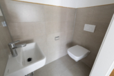 Gäste WC - Stilvolle 3-Zimmer-Wohnung im Neubau, 1. OG – Aufzug, Balkon & Ortskernlage