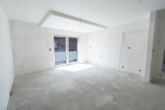 Wohnzimmer und Wohnküche - Stilvolle 3-Zimmer-Wohnung im Neubau, 1. OG – Aufzug, Balkon & Ortskernlage