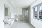 Badezimmer - Stilvolle 3-Zimmer-Wohnung im Neubau, 1. OG – Aufzug, Balkon & Ortskernlage