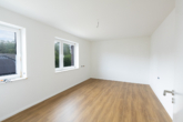 Schlafzimmer - Stilvolle 3-Zimmer-Wohnung im Neubau, 1. OG – Aufzug, Balkon & Ortskernlage