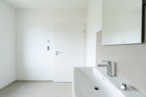 Badezimmer - Stilvolle 3-Zimmer-Wohnung im Neubau, 1. OG – Aufzug, Balkon & Ortskernlage
