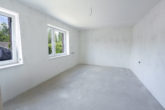 Schlafzimmer - Stilvolle 3-Zimmer-Wohnung im Neubau, 1. OG – Aufzug, Balkon & Ortskernlage