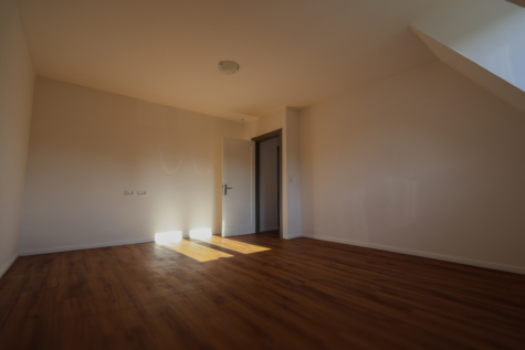 Renovierte Doppelhaushälfte in zentraler Wohnlage von Aurich! - Schlafzimmer (39837)