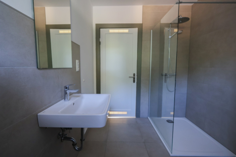 Renovierte Doppelhaushälfte in zentraler Wohnlage von Aurich! - Badezimmer (39828)