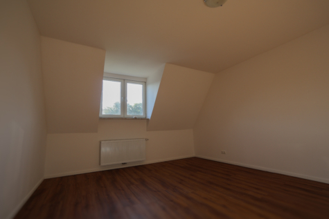 Renovierte Doppelhaushälfte in zentraler Wohnlage von Aurich! - Schlafzimmer (39838)