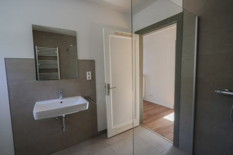 Renovierte Doppelhaushälfte in zentraler Wohnlage von Aurich! - Badezimmer (39827)