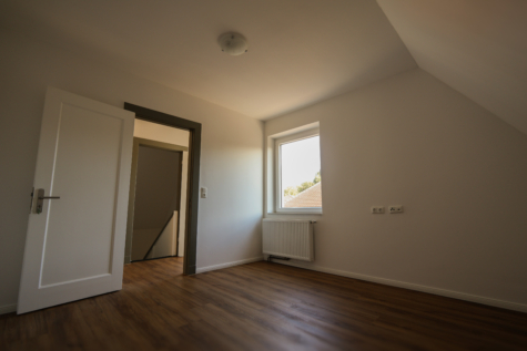 Renovierte Doppelhaushälfte in zentraler Wohnlage von Aurich! - Schlafzimmer (39832)