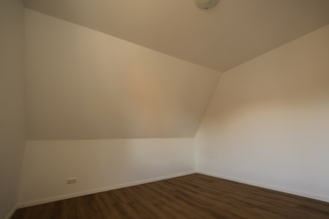 Renovierte Doppelhaushälfte in zentraler Wohnlage von Aurich! - Schlafzimmer (39833)