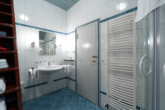 Badezimmer - Besondere Lage am Kutterhafen – Ferienhaus mit Hafen- und Weitblick über das Weltnaturerbe Wattenmeer