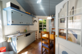 Küche mit Essbereich und Zugang Garten - Besondere Lage am Kutterhafen – Ferienhaus mit Hafen- und Weitblick über das Weltnaturerbe Wattenmeer