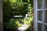 Blick in den Garten - Besondere Lage am Kutterhafen – Ferienhaus mit Hafen- und Weitblick über das Weltnaturerbe Wattenmeer