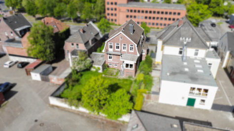 Zahlreiche Nutzungsmöglichkeiten – Wohn- und/oder Gewerbeobjekt in stadtnaher Wohnlage von Aurich! - Drohne - Rückansicht (34826)