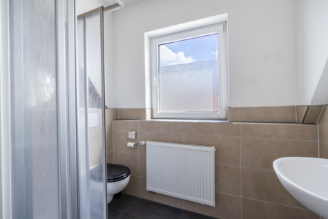 Wohnen in Stadtnähe – Einfamilienhaus in zentraler Lage - Badezimmer OG (43874)
