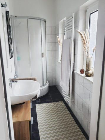 Wohnen in Stadtnähe – Einfamilienhaus in zentraler Lage - Badezimmer EG (42593)