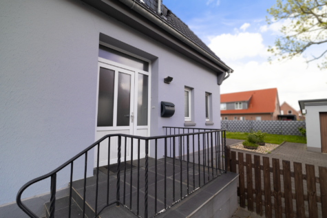 Wohnen in Stadtnähe – Einfamilienhaus in zentraler Lage - Haustür (43861)