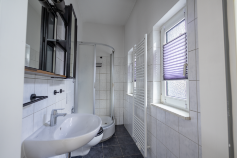 Wohnen in Stadtnähe – Einfamilienhaus in zentraler Lage - Badezimmer EG (43868)
