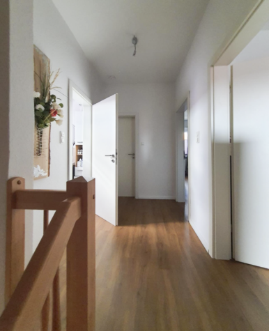 Wohnen in Stadtnähe – Einfamilienhaus in zentraler Lage - Flur OG (42595)