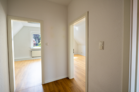 Wohnen in Stadtnähe – Einfamilienhaus in zentraler Lage - Flur OG (43872)