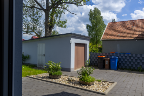 Wohnen in Stadtnähe – Einfamilienhaus in zentraler Lage - Blick auf die Außenanlage (43870)