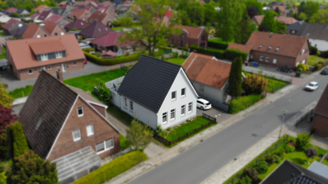 Wohnen in Stadtnähe – Einfamilienhaus in zentraler Lage - Vogelperspektive (43880)