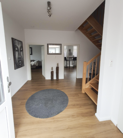 Wohnen in Stadtnähe – Einfamilienhaus in zentraler Lage - Flur EG (42594)