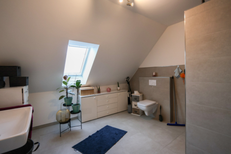 Neubau-Doppelhaushälfte in Kanallage von Großefehn - Badezimmer (40650)