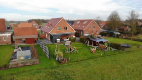 Neubau-Doppelhaushälfte in Kanallage von Großefehn - Drohnenansicht (40654)