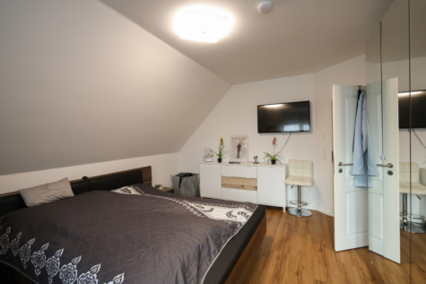 Neubau-Doppelhaushälfte in Kanallage von Großefehn - Schlafzimmer OG (40648)