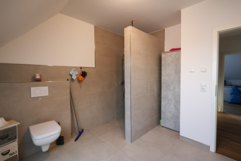 Neubau-Doppelhaushälfte in Kanallage von Großefehn - Badezimmer (40649)