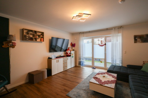 Neubau-Doppelhaushälfte in Kanallage von Großefehn - Wohnzimmer (40641)