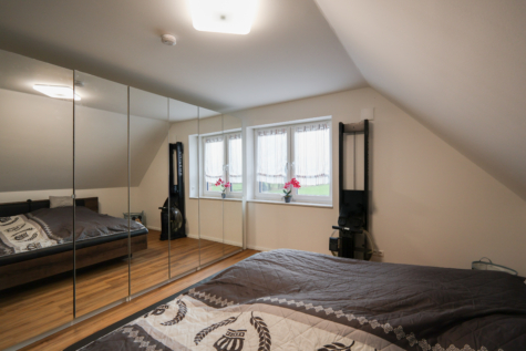 Neubau-Doppelhaushälfte in Kanallage von Großefehn - Schlafzimmer OG (40647)