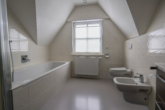 Badezimmer - Komplett renovierte Obergeschosswohnung in zentraler Lage von Warsingsfehn