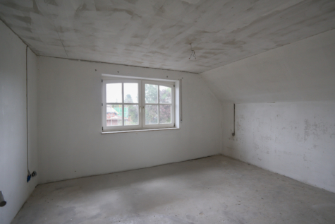 Komplett renovierte Obergeschosswohnung in zentraler Lage von Warsingsfehn - Schlafzimmer (39856)