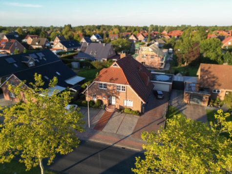 Erdgeschosswohnung mit eigenem Garten und großer Terrasse in beliebter Wohnlage von Warsingsfehn - Gebäudeansicht (39883)