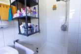 WE EG rechts: Tageslichtbad mit Dusche - Attraktive Kapitalanlage: Gepflegtes 4-Parteienhaus in ansprechender Lage von Moormerland-Oldersum