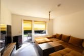WE EG rechts: Wohnzimmer mit Zugang zur Terrasse - Attraktive Kapitalanlage: Gepflegtes 4-Parteienhaus in ansprechender Lage von Moormerland-Oldersum