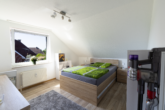 WE OG rechts: Schlafzimmer - Attraktive Kapitalanlage: Gepflegtes 4-Parteienhaus in ansprechender Lage von Moormerland-Oldersum